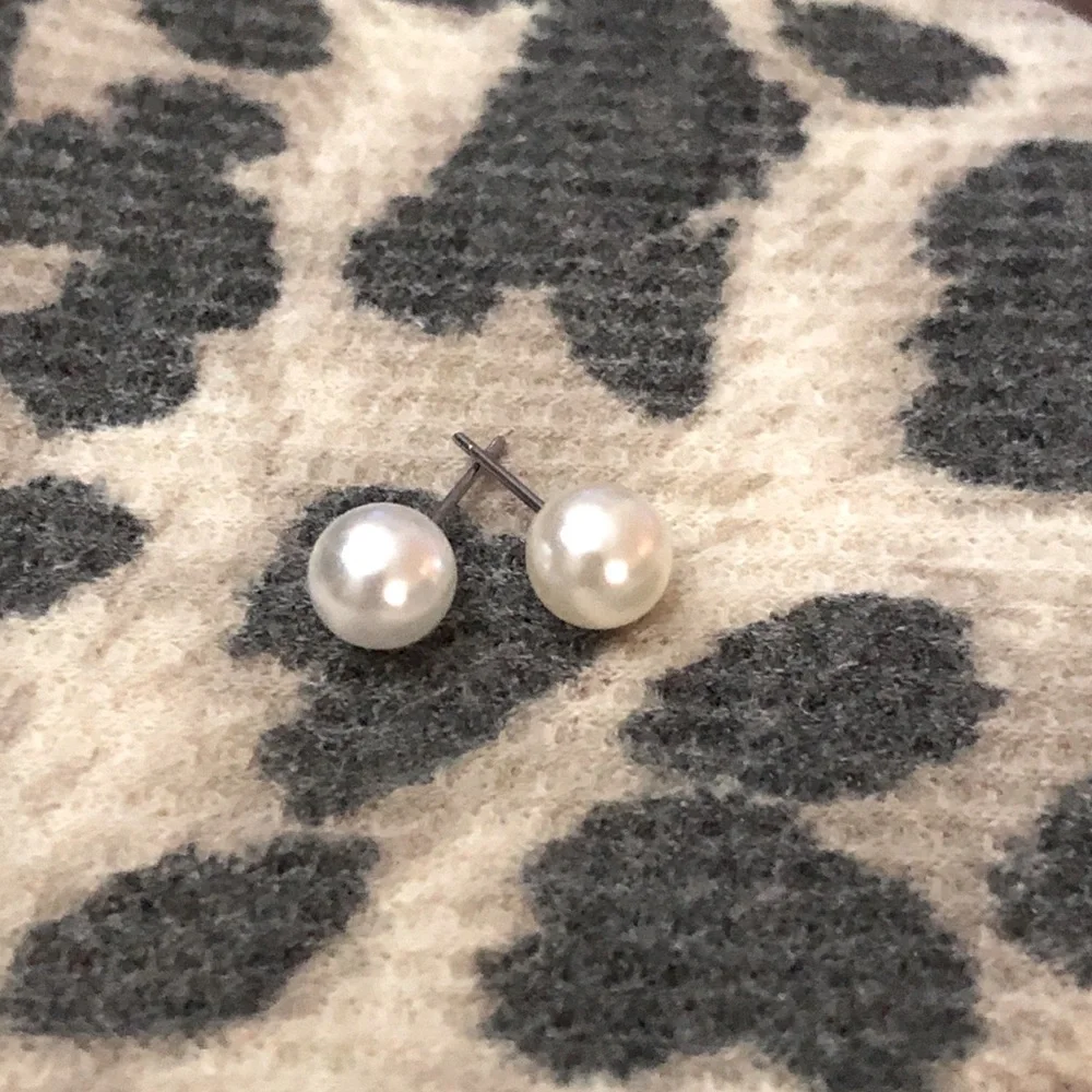 🕸️ Classic Faux Pearl Stud Earrings
